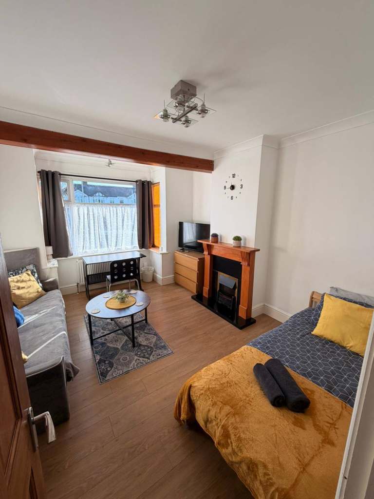 2 Double Rooms For Rent In Lovely Bungalow in Romford Bills Included Parking