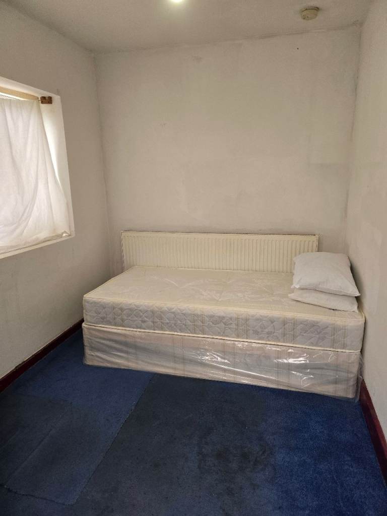 Single room with private toilet. £700 per month. No deposit to pay. Leyton Station (Central Line)