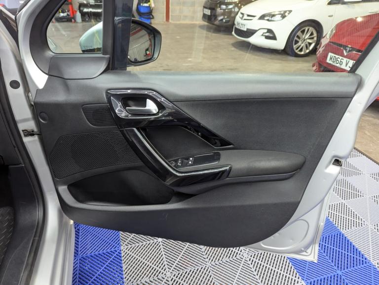 2015 Peugeot 208 1.2 VTi Active 5dr HATCHBACK Petrol Manual