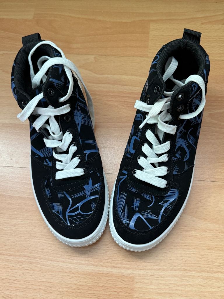 Boys Baseball Type Boots Size 39 Black with blue pattern