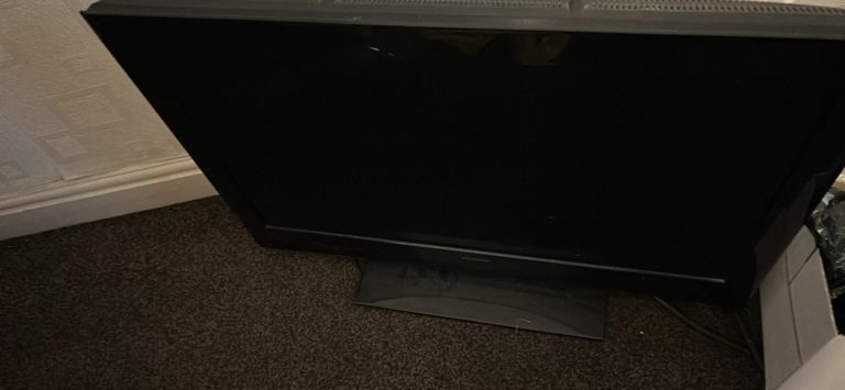32 inch lcd tv with  hdmi freeview usb &  scart socket