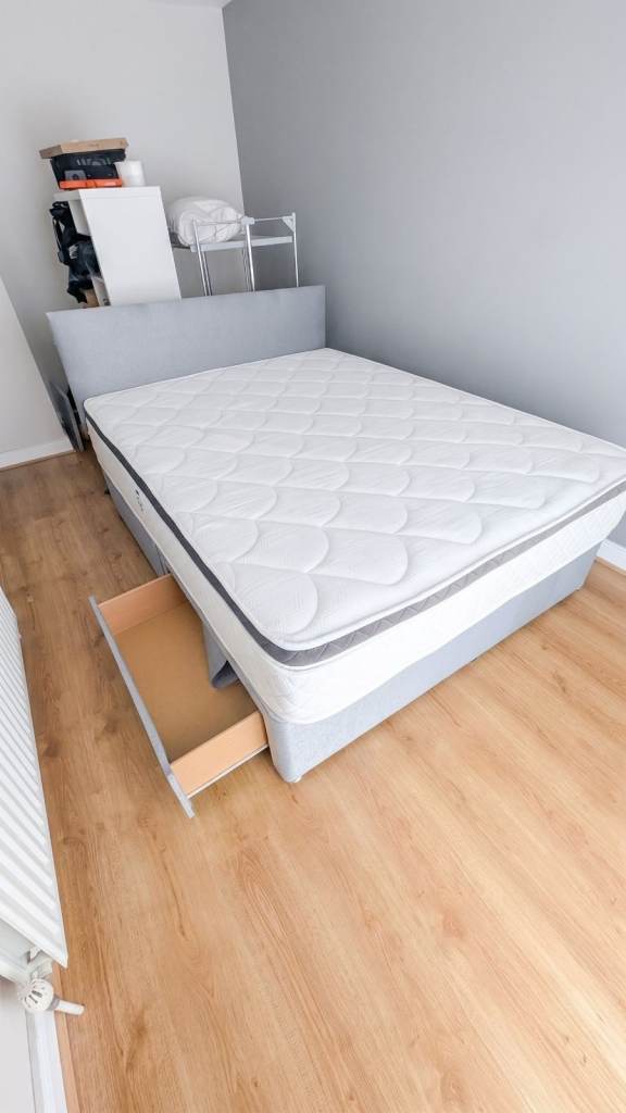 King size bed (2 drawers) + Mattress (removable topper) + Headboard