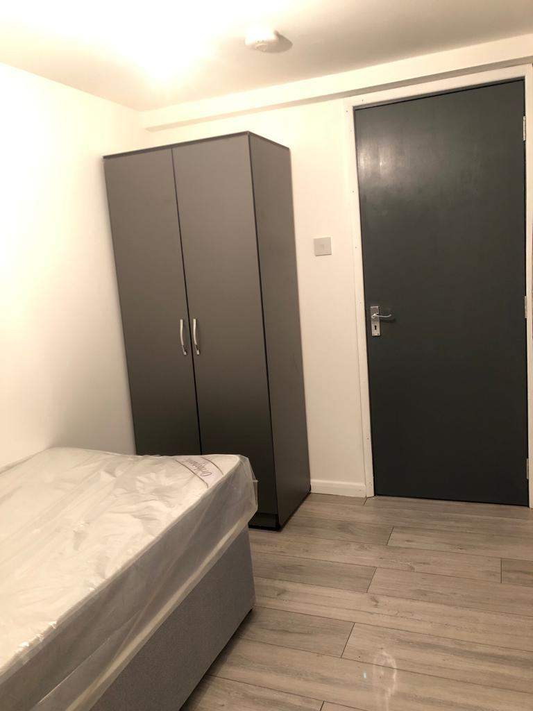 Room to Let in A nice Clean House - SS14 1QA, Basildon.