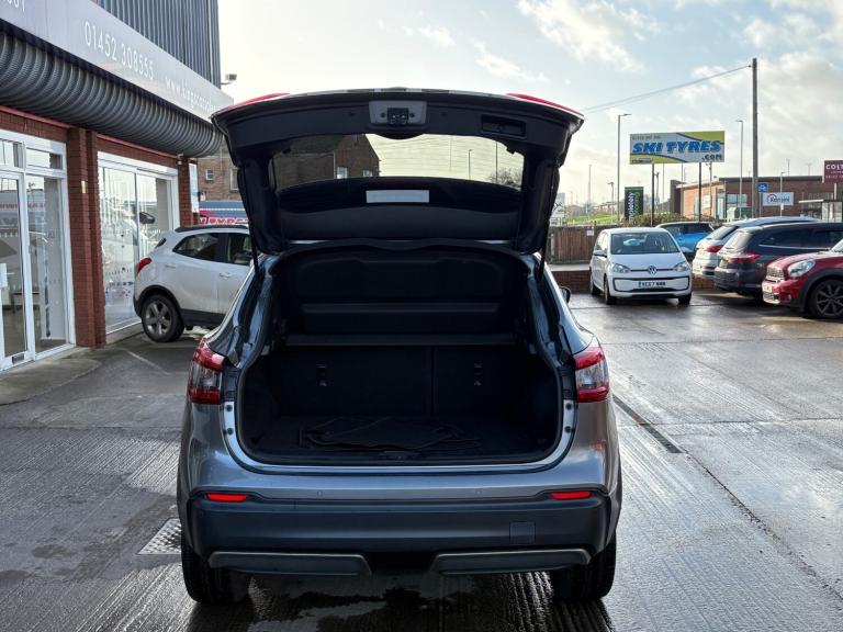 2018 Nissan Qashqai 1.5 dCi N-Connecta 5dr ++ PANROOF / NAV / CAMERA / ULEZ / 7 SERVICES ++ HATCH...