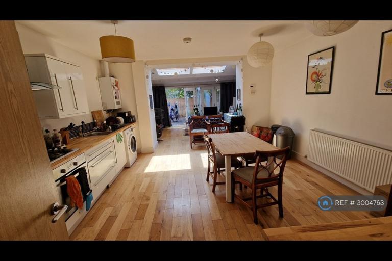2 bedroom flat in Lower Cheltenham Place, Bristol, BS6 (2 bed) (#3004763)