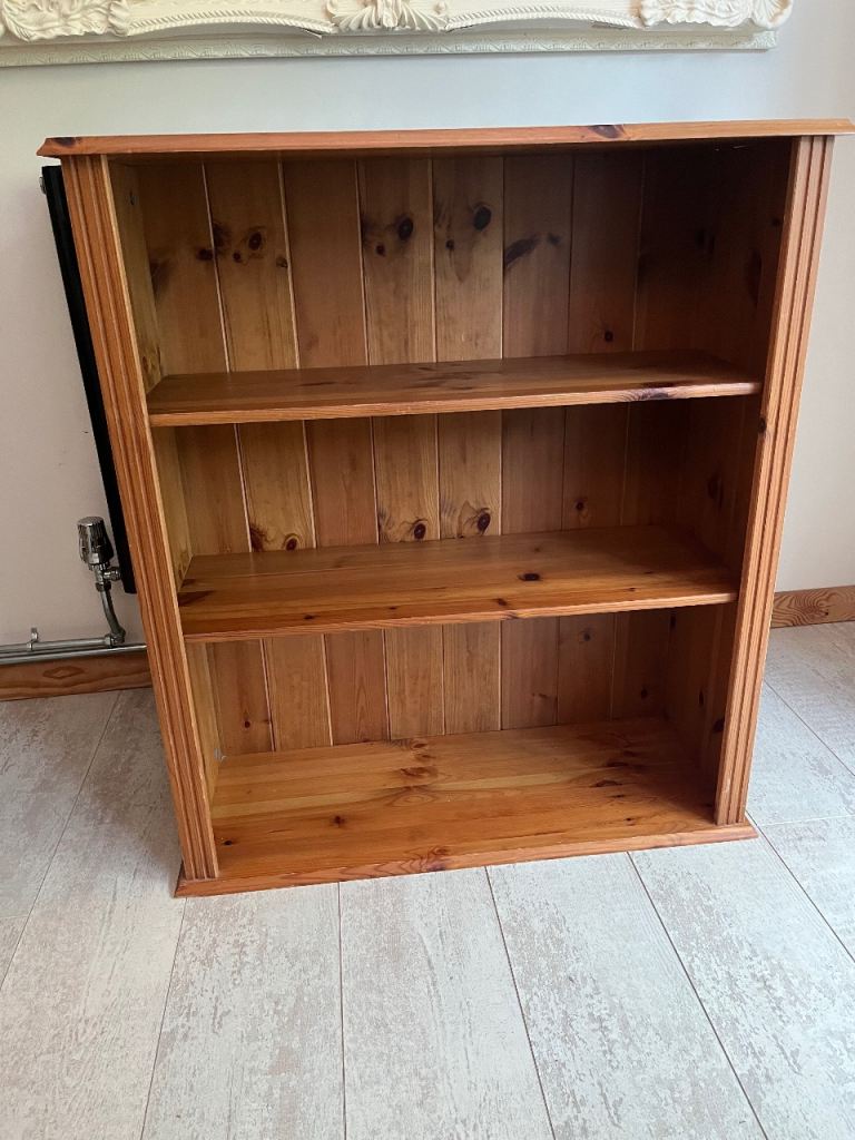 Solid Pine Bookshelf with 3 Shelves – Good Condition
