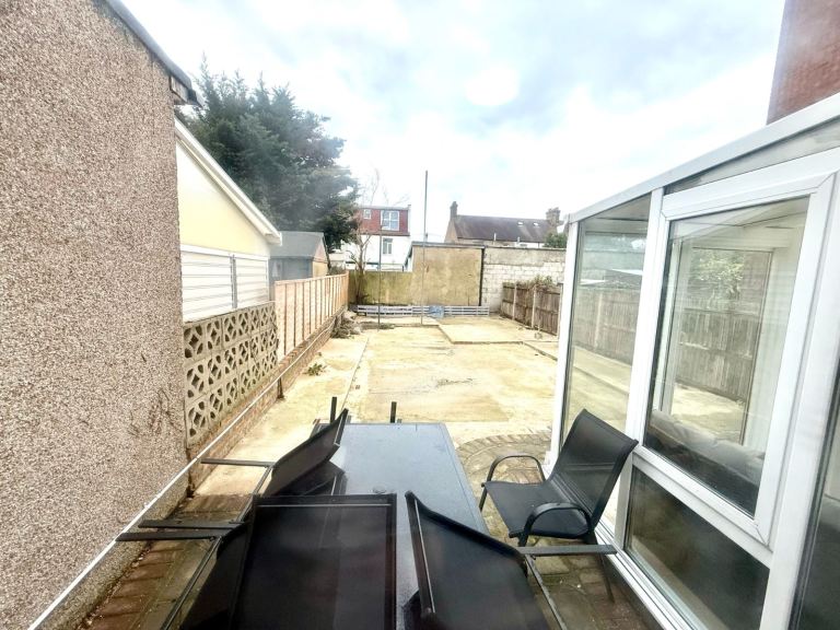 Spacious 4-Bedroom Fully Furnished House | 5 Mins to Dagenham Station