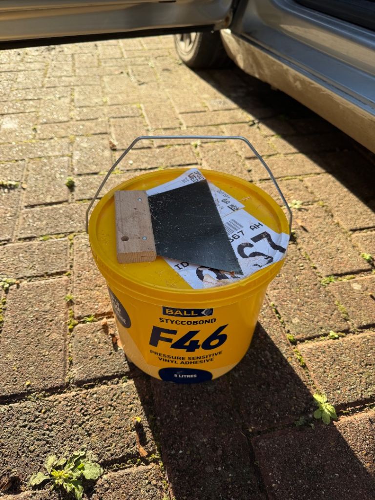 Sealed vinyl/LVP glue 