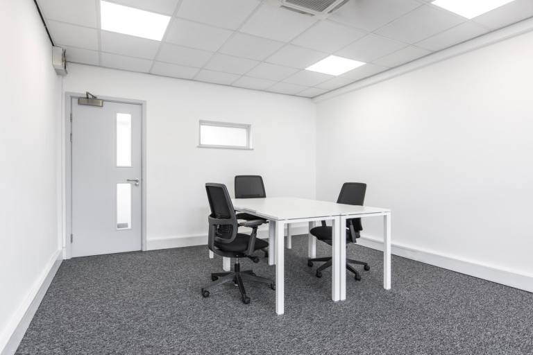 Southampton - SO14 5FE \ Office for Rent with 4 Workstations