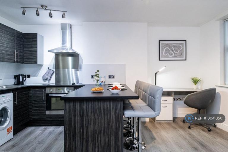 1 bedroom flat in Wilbraham Road, Manchester, M21 (1 bed) (#3041356)