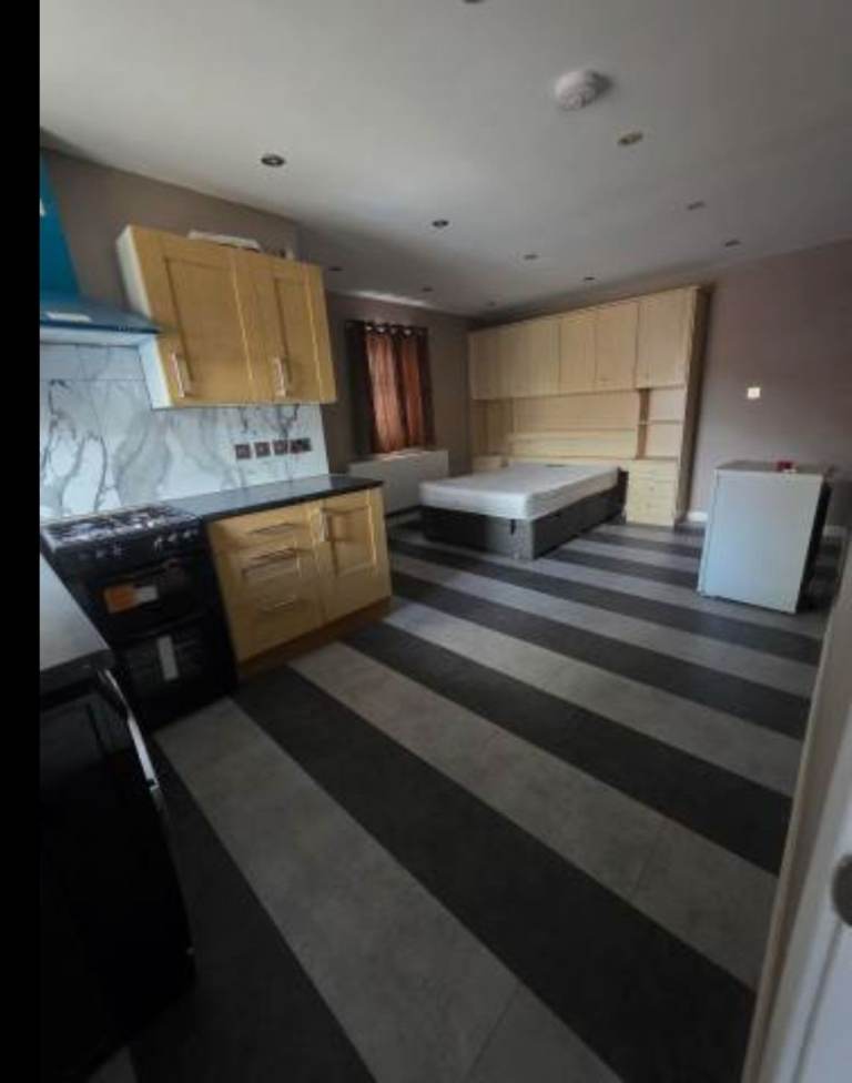 Studio to let, seprate entrance, Langley, Heathrow, Colonbrook. (SL3 8UT)