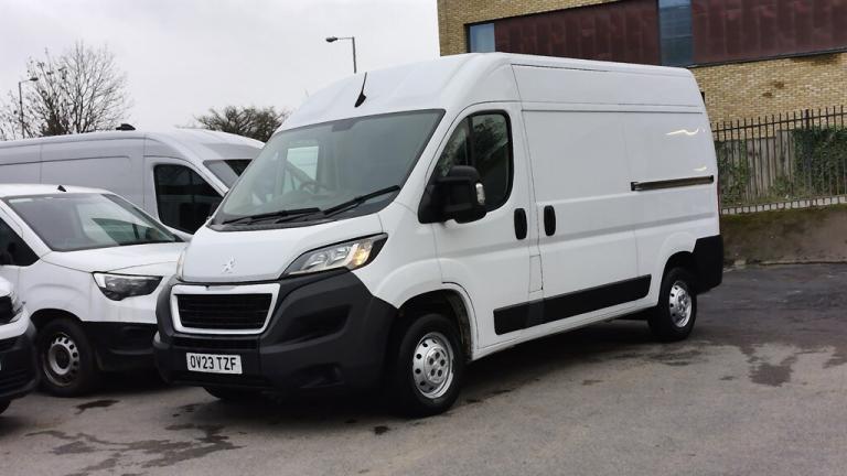2023 Peugeot Boxer 335 PROFESSIONAL PREMIUM PLUS L2H2 MWB 2.2 140 WITH SAT NAV,AIR CONDITIONIN Pa...