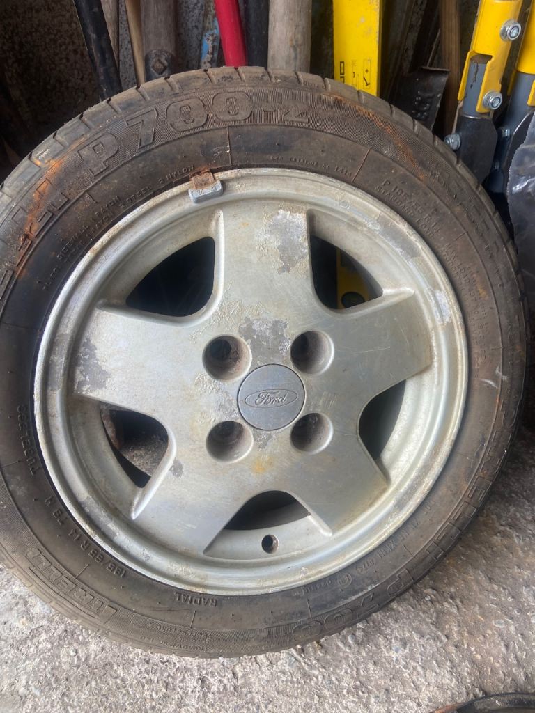 Original 14” Ford fiesta XR2i alloy wheel with 195 55 14 Pirelli p700-z tyre 