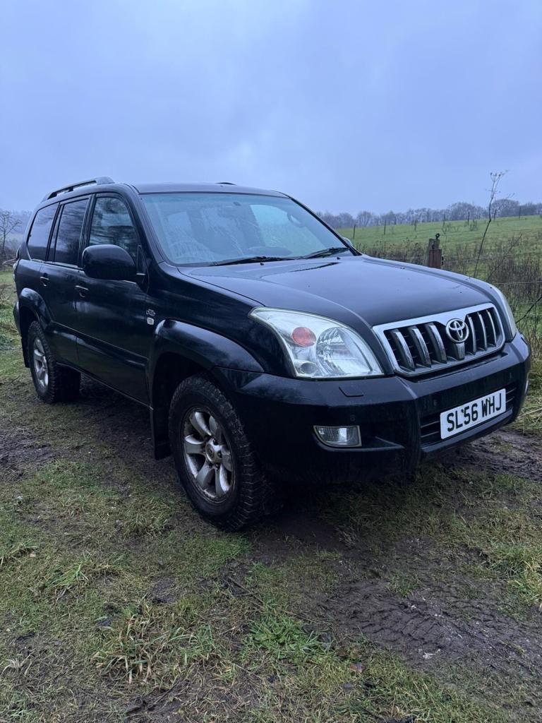 Toyota Landcruiser Invincible 3.0 D-4D on Black Metallic with Grey Leather 