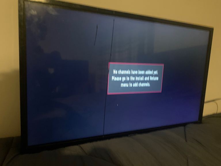 Hitachi flat screen 32 inch Tv (read description)