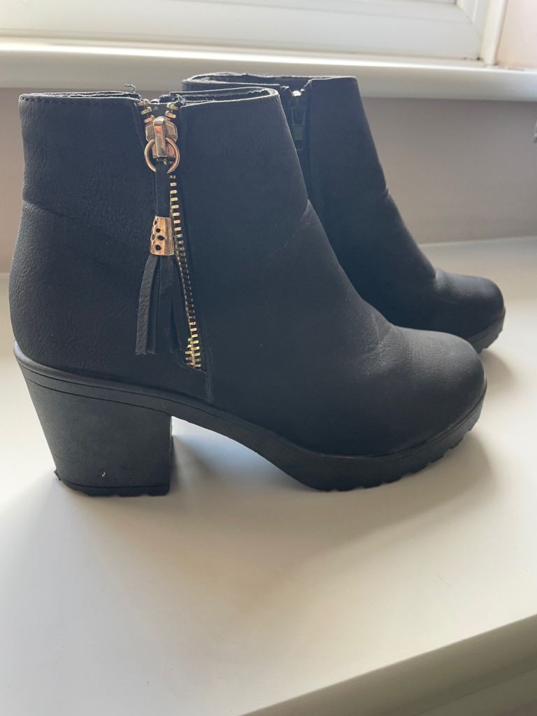 Ladies size 5 boots