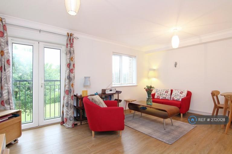 1 bedroom flat in Varsity Drive, Twickenham, TW1 (1 bed) (#2720128)