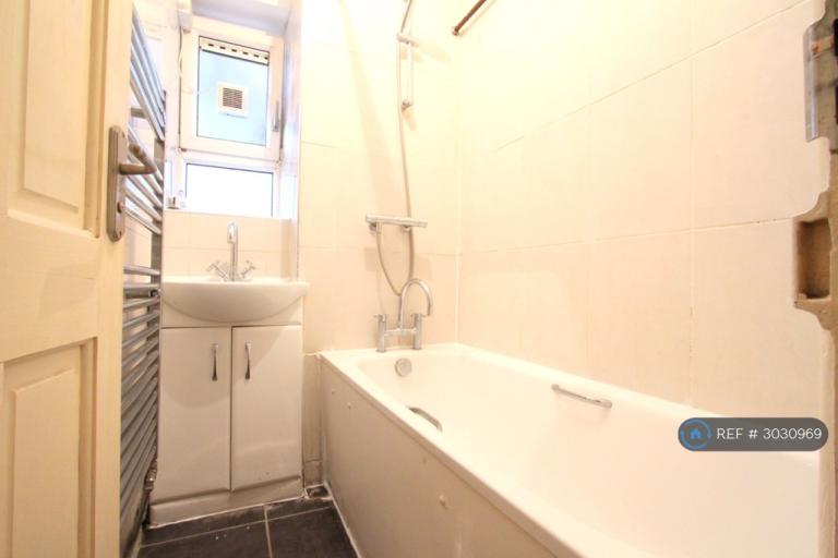 3 bedroom flat in Hale Street, London, E14 (3 bed) (#3030969)