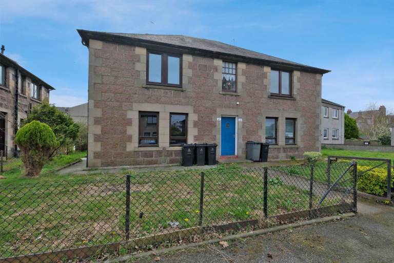  Fully furnished 2 bed  upper flat, opposite to Aberdeen Uni, available immediately