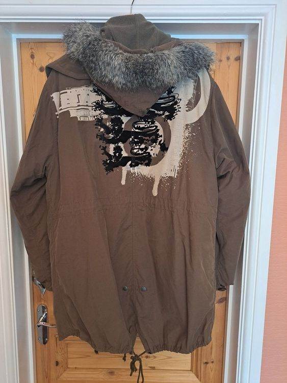 Parka coat 3 lions on the back nice condition.