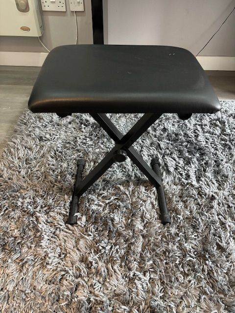 Adjustable Black Keyboard/Piano Stool – Good Condition