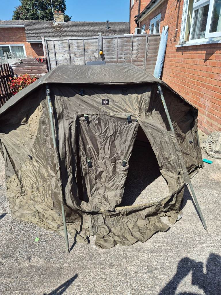 Fishing shelter