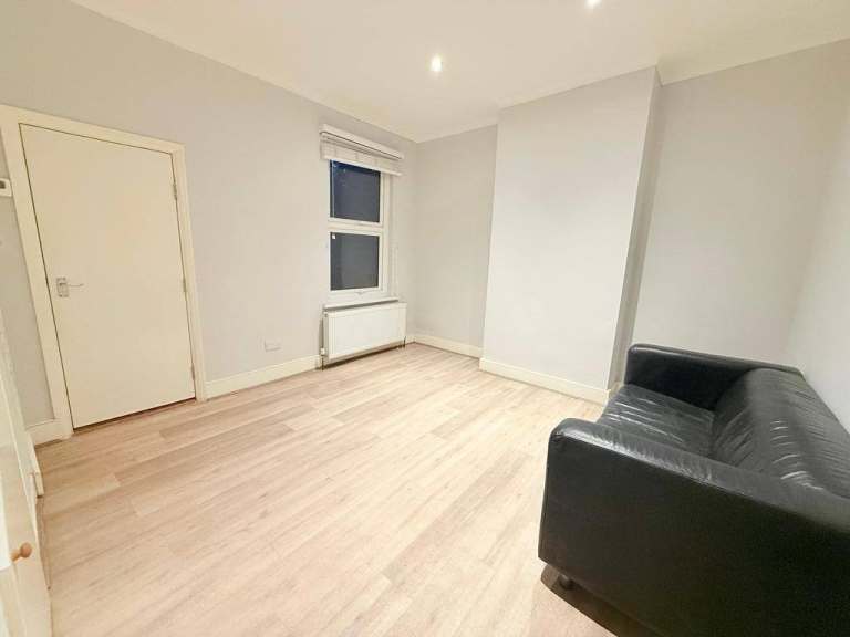  Beautiful 2/3 Bedroom with Two Bathroom House Available to let at Netley Rd Newburry park IG2, 