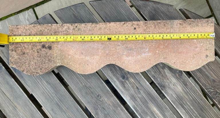 Free Scalloped stone paving edge