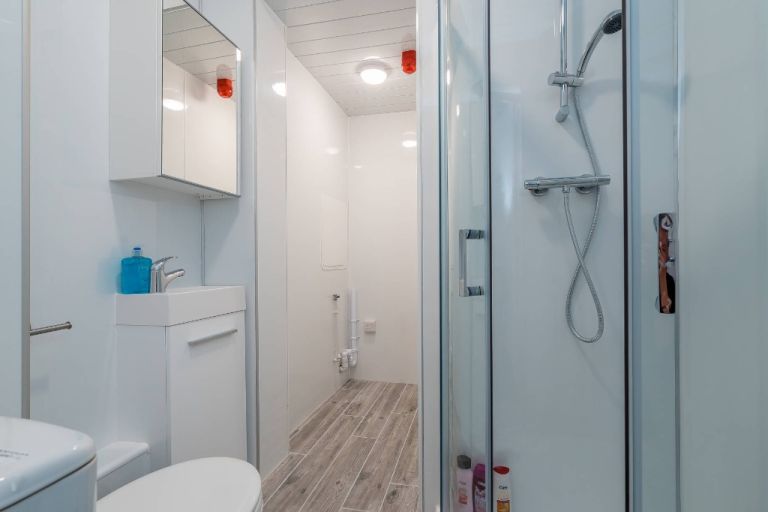 DOUBLE ROOM for flat share: INCREDIBLE flat share opportunity in Newington – bills included