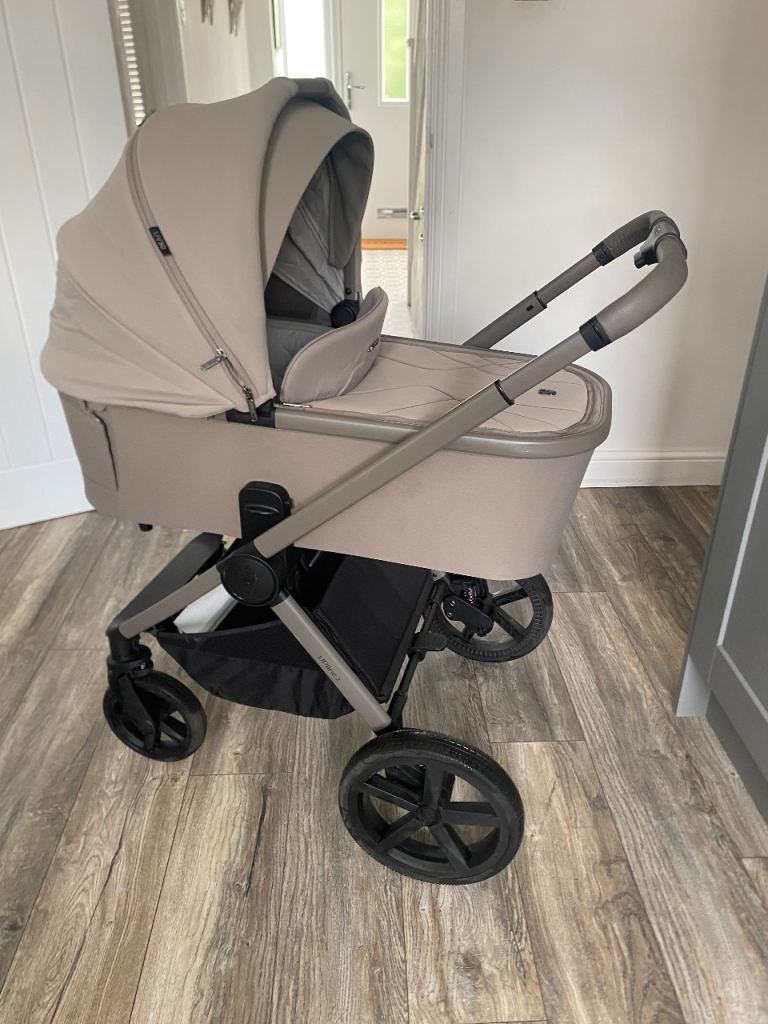 Venicci Upline 2 taupe full 10 piece travel system great condition 