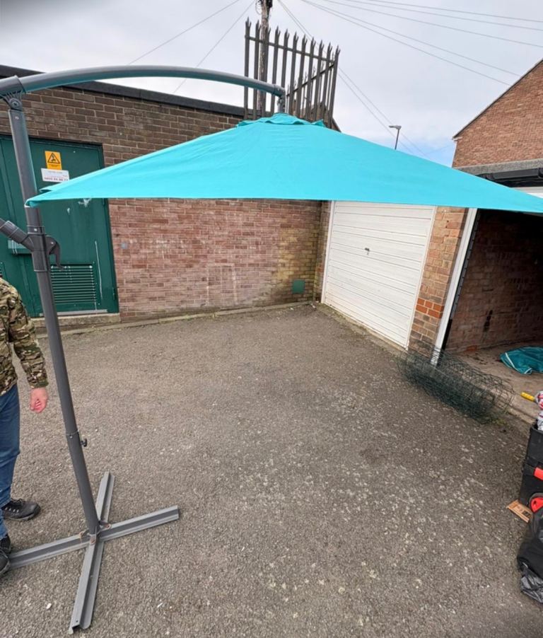 Blooma Malta Cantilever overhanging parasol