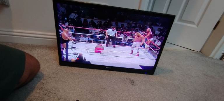 Polaroid 24 inch TV/dvd with wall bracket bracket 