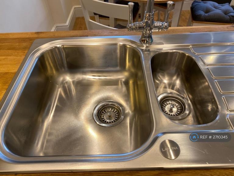 2 bedroom flat in Tower Bridge Road, London, SE1 (2 bed) (#2710345)