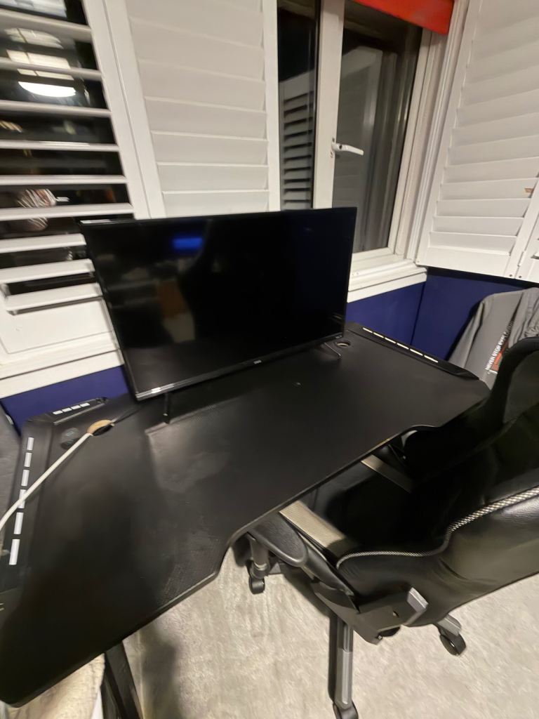 Gaming Desk Bundle – Desk, Adjustable Gaming Chair, Monitor & Mouse – £40
