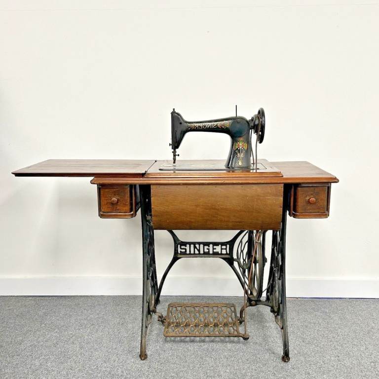 Antique Singer Sewing Machine With Treadle Table