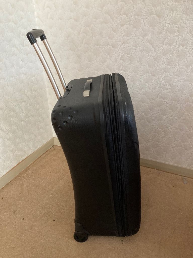 Medium suitcase (IT brand)