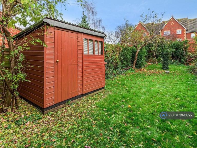 4 bedroom house in Margaret Road, Guildford, GU1 (4 bed) (#2943799)