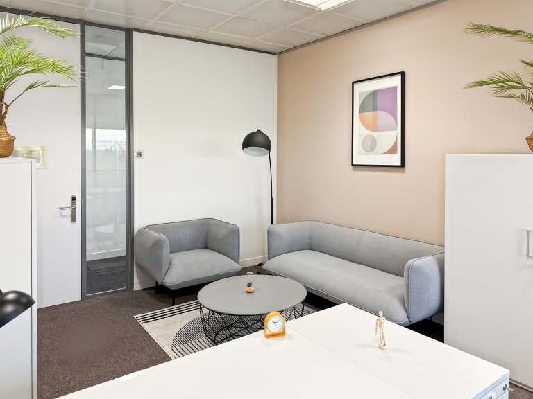 Manchester - M501RF \ Office Space Designed for 3 Workstations