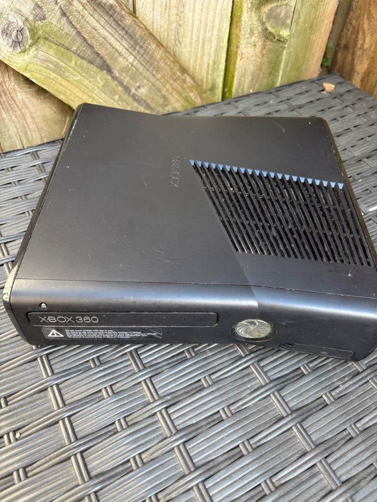 XBOX 360 S CONSOLE - MODEL NUMBER 1439 - BLACK - UNTESTED - SPARES/REPAIRS