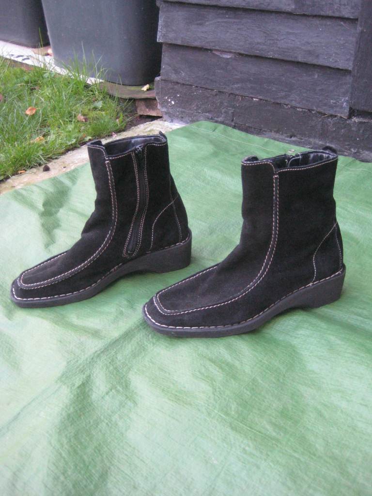 Brand New UK Size 6 Real Suede Black Ankle Boots for £5.00