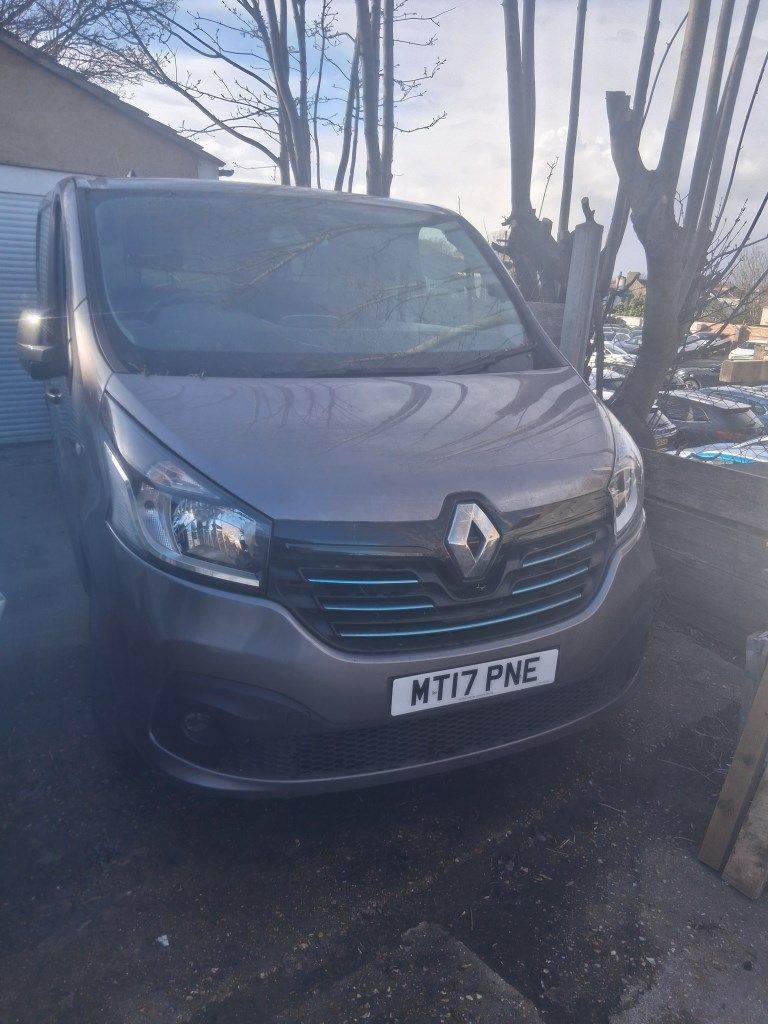 Renault Trafic 1.6 dci ,   broken , seized engine ,  selling as broken or 4 parts LWB