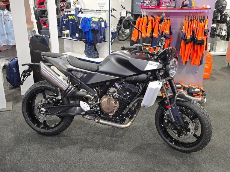 2024 - HUSQVARNA 801 SVARTPILEN