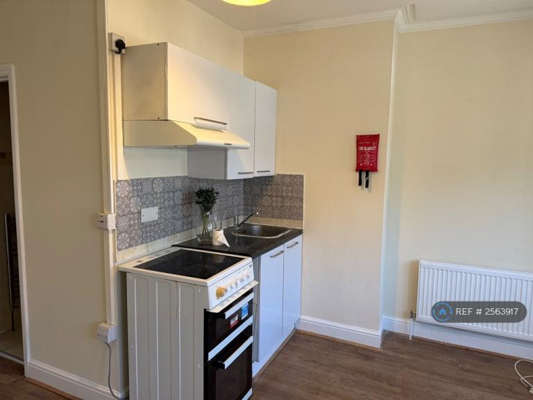 1 bedroom flat in St Mary Rd, London, NW11 (1 bed) (#2563917)