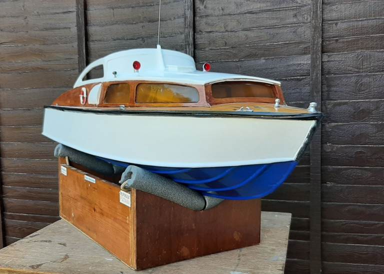 Vintage R/C Model Boat,  Fairey Huntsman Marine Cruiser 42”, * Excellent Condition *