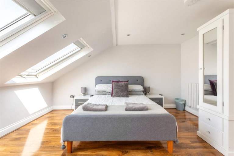 Light & Spacious 4 Bedroom House Central 