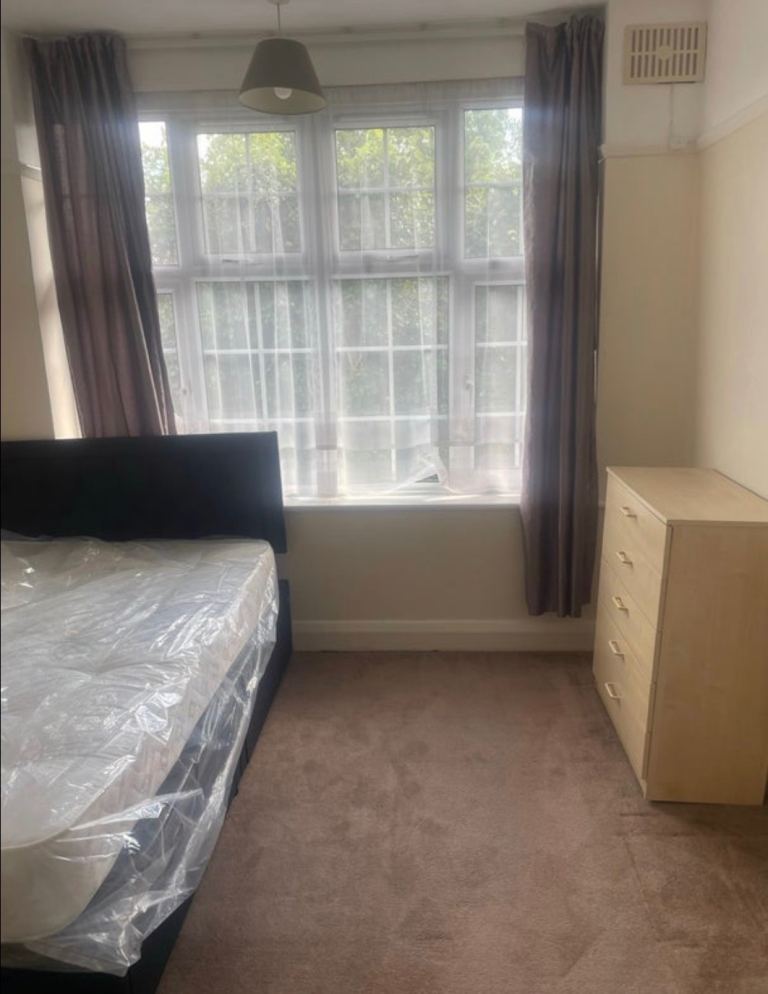 Spacious Double room Carshalton-SM5 