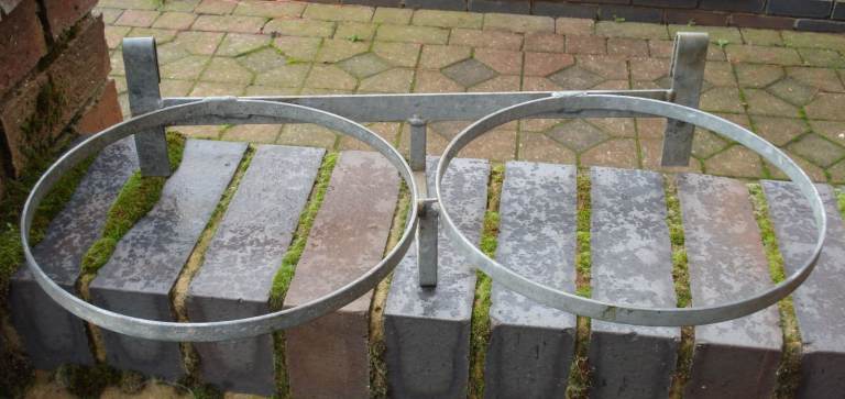 2 X GALVANIZED GOAT/SHEEP DOUBLE BUCKET HOLDER