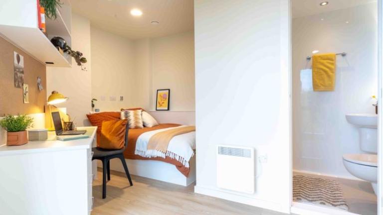 URGENT - warwick room takeover IQ Longwood place