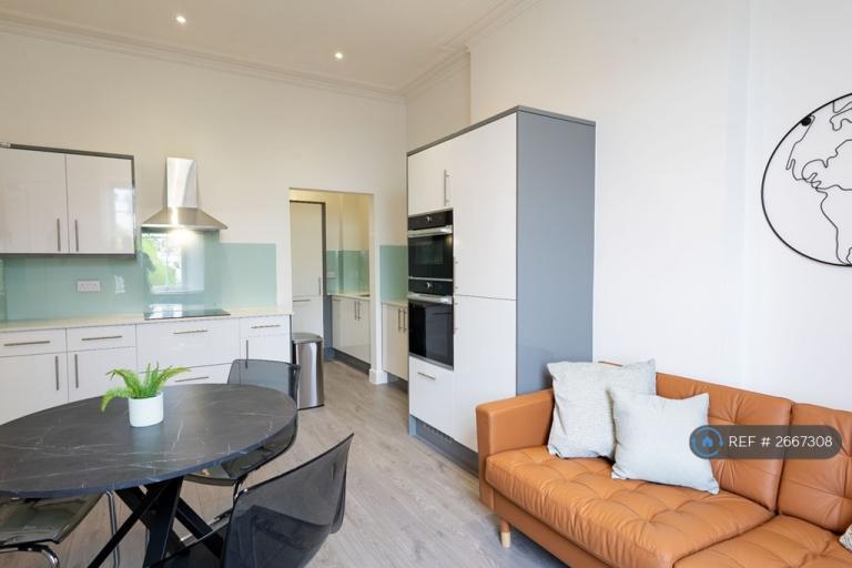 3 bedroom flat in Clifton Park Road, Bristol, BS8 (3 bed) (#2667308)