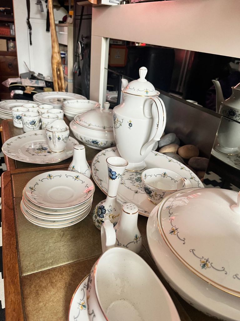Argyle Bone China - - Amazing Dinner set - mint condition - 42 piece Set